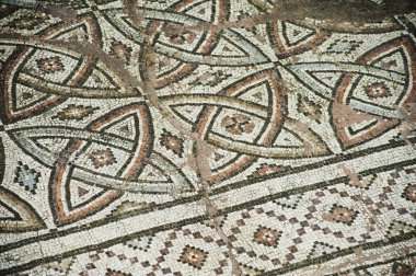 Leydi Chrysopolitissa Kilisesi 4. yüzyılda Roma forumunun temelleri üzerine inşa edildi. Sıralar halinde granit sütunlar. Kilise 5 göbekten oluşuyordu ve ayrıca çeşmeli bir avluya sahipti..      