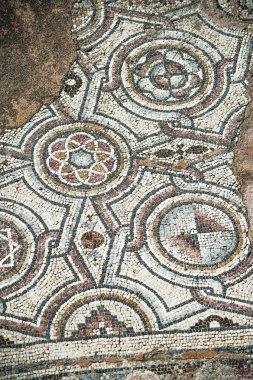 Leydi Chrysopolitissa Kilisesi 4. yüzyılda Roma forumunun temelleri üzerine inşa edildi. Sıralar halinde granit sütunlar. Kilise 5 göbekten oluşuyordu ve ayrıca çeşmeli bir avluya sahipti..      