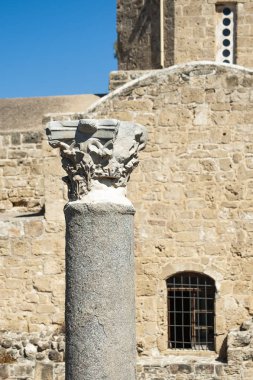 Leydi Chrysopolitissa Kilisesi 4. yüzyılda Roma forumunun temelleri üzerine inşa edildi. Sıralar halinde granit sütunlar. Kilise 5 göbekten oluşuyordu ve ayrıca çeşmeli bir avluya sahipti..      