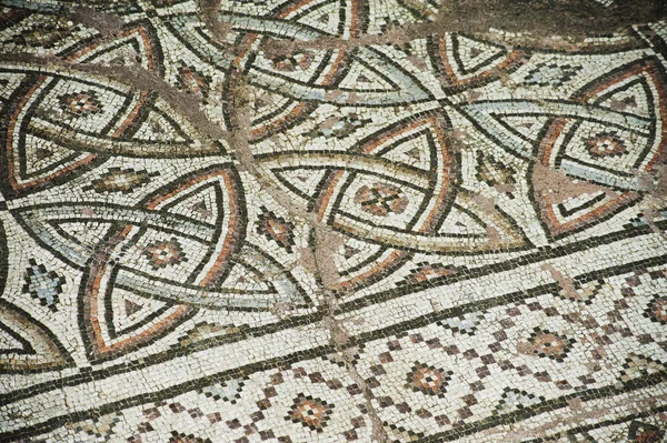 Leydi Chrysopolitissa Kilisesi 4. yüzyılda Roma forumunun temelleri üzerine inşa edildi. Sıralar halinde granit sütunlar. Kilise 5 göbekten oluşuyordu ve ayrıca çeşmeli bir avluya sahipti..      