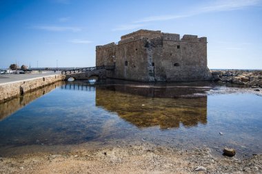 Bizanslılar 7. yüzyılda Paphos Limanı 'nı koruyan kaleyi inşa ettiler ve daha sonra Kıbrıs kralları kaleyi genişlettiler. 1592 'de Türkler tarafından restore edilen kale günümüze kadar ayakta kaldı..     