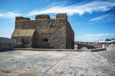 Bizanslılar 7. yüzyılda Paphos Limanı 'nı koruyan kaleyi inşa ettiler ve daha sonra Kıbrıs kralları kaleyi genişlettiler. 1592 'de Türkler tarafından restore edilen kale günümüze kadar ayakta kaldı..     