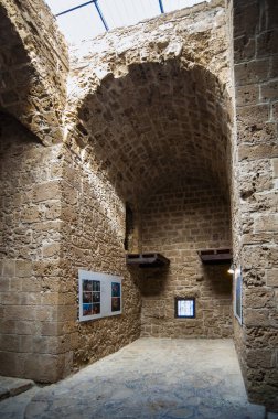 Bizanslılar 7. yüzyılda Paphos Limanı 'nı koruyan kaleyi inşa ettiler ve daha sonra Kıbrıs kralları kaleyi genişlettiler. 1592 'de Türkler tarafından restore edilen kale günümüze kadar ayakta kaldı..     