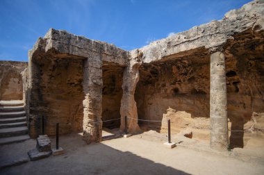Antik nekropolis için özellikle, mezarlıklarla galerilerin birbirinden ayrıldığı yeraltı avlularıdır..    