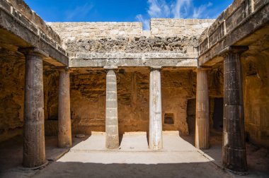 Antik nekropolis için özellikle, mezarlıklarla galerilerin birbirinden ayrıldığı yeraltı avlularıdır..    