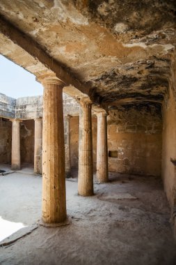 Antik nekropolis için özellikle, mezarlıklarla galerilerin birbirinden ayrıldığı yeraltı avlularıdır..    