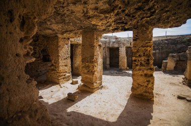 Antik nekropolis için özellikle, mezarlıklarla galerilerin birbirinden ayrıldığı yeraltı avlularıdır..    