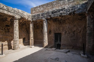 Antik nekropolis için özellikle, mezarlıklarla galerilerin birbirinden ayrıldığı yeraltı avlularıdır..    