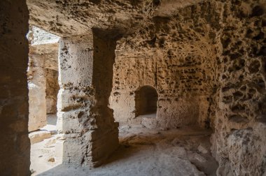 Antik nekropolis için özellikle, mezarlıklarla galerilerin birbirinden ayrıldığı yeraltı avlularıdır..    