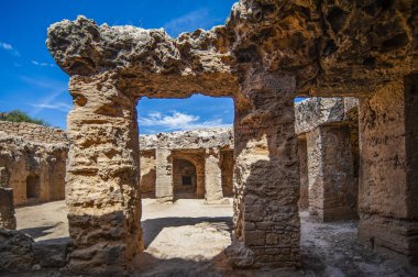 Antik nekropolis için özellikle, mezarlıklarla galerilerin birbirinden ayrıldığı yeraltı avlularıdır..    