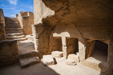 Antik nekropolis için özellikle, mezarlıklarla galerilerin birbirinden ayrıldığı yeraltı avlularıdır..    