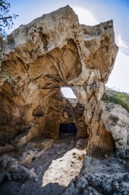 Milattan önce 5-3 yüzyılda burada Antik Paphos 'un zengin bir mezarlığı vardı. Ama Roma döneminde, mezarlık bir taş ocağına dönüştürüldü..     
