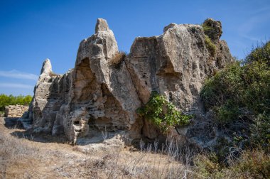 Milattan önce 5-3 yüzyılda burada Antik Paphos 'un zengin bir mezarlığı vardı. Ama Roma döneminde, mezarlık bir taş ocağına dönüştürüldü..     