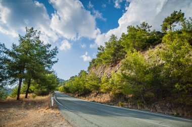 Yunanca kötü taş anlamına gelen Kakopetria köyü, Kıbrıs 'taki Troodos Dağları' nın en güzel ve antik köylerinden biridir..  