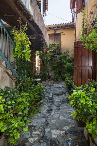 Yunanca kötü taş anlamına gelen Kakopetria köyü, Kıbrıs 'taki Troodos Dağları' nın en güzel ve antik köylerinden biridir..  