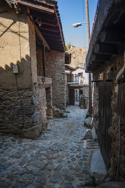 그리스어로 뜻하는 페트리아 마을은 키프로스의 트로오도스 산맥에서 아름답고 가운데 하나입니다 — 스톡 사진