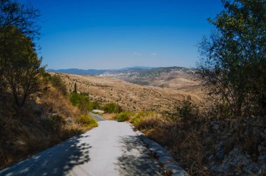 Manastır 13. yüzyılda Sinti Nehri 'nin Xeros Potamos Nehri' ne kesiştiği noktada ortaya çıktı. Kıbrıs Rum-Venedik mimari tarzının harika bir anıtı..      