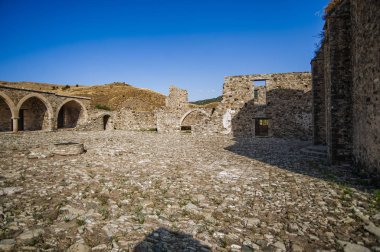 Manastır 13. yüzyılda Sinti Nehri 'nin Xeros Potamos Nehri' ne kesiştiği noktada ortaya çıktı. Kıbrıs Rum-Venedik mimari tarzının harika bir anıtı..      