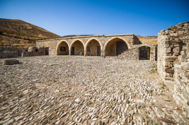 Manastır 13. yüzyılda Sinti Nehri 'nin Xeros Potamos Nehri' ne kesiştiği noktada ortaya çıktı. Kıbrıs Rum-Venedik mimari tarzının harika bir anıtı..      