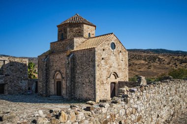 Manastır 13. yüzyılda Sinti Nehri 'nin Xeros Potamos Nehri' ne kesiştiği noktada ortaya çıktı. Kıbrıs Rum-Venedik mimari tarzının harika bir anıtı..      