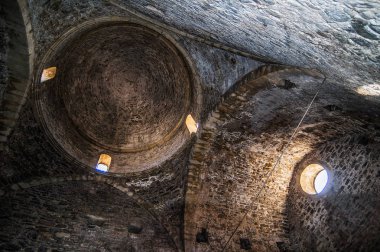Manastır 13. yüzyılda Sinti Nehri 'nin Xeros Potamos Nehri' ne kesiştiği noktada ortaya çıktı. Kıbrıs Rum-Venedik mimari tarzının harika bir anıtı..      