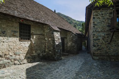 Kalopanagiotis köyü 11. yüzyıldan beri bilinmektedir. 762 m yüksekliğindeki Troodos Dağları 'nda yer almaktadır ve St. John Manastırı, güzellik ve güzelliğiyle ünlüdür..   