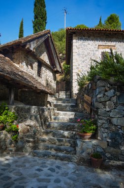 Kalopanagiotis köyü 11. yüzyıldan beri bilinmektedir. 762 m yüksekliğindeki Troodos Dağları 'nda yer almaktadır ve St. John Manastırı, güzellik ve güzelliğiyle ünlüdür..   