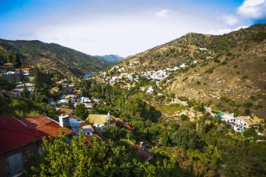 Kalopanagiotis köyü 11. yüzyıldan beri bilinmektedir. 762 m yüksekliğindeki Troodos Dağları 'nda yer almaktadır ve St. John Manastırı, güzellik ve güzelliğiyle ünlüdür..   