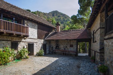 Kalopanagiotis köyü 11. yüzyıldan beri bilinmektedir. 762 m yüksekliğindeki Troodos Dağları 'nda yer almaktadır ve St. John Manastırı, güzellik ve güzelliğiyle ünlüdür..   