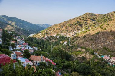 Kalopanagiotis köyü 11. yüzyıldan beri bilinmektedir. 762 m yüksekliğindeki Troodos Dağları 'nda yer almaktadır ve St. John Manastırı, güzellik ve güzelliğiyle ünlüdür..   