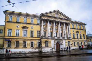 Demidov Metalurji Fabrikaları 'nın sahipleri evlerini 1779' da inşa ettiler. 18. yüzyılın sonlarındaki üç altın odanın iç kısımları, hanedanlığın ölümüne rağmen kazara kurtuldu..       