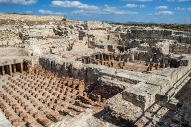 Kourion M.Ö. 12. yüzyılda Truva Savaşı 'na katılan Mikenler tarafından inşa edildi. O zamanlar sürekli olarak Yunanlılar, Romalılar ve Bizanslılara aitti..      
