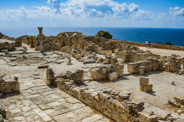 Kourion M.Ö. 12. yüzyılda Truva Savaşı 'na katılan Mikenler tarafından inşa edildi. O zamanlar sürekli olarak Yunanlılar, Romalılar ve Bizanslılara aitti..      