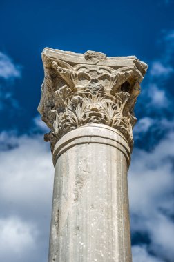 Kourion M.Ö. 12. yüzyılda Truva Savaşı 'na katılan Mikenler tarafından inşa edildi. O zamanlar sürekli olarak Yunanlılar, Romalılar ve Bizanslılara aitti..      