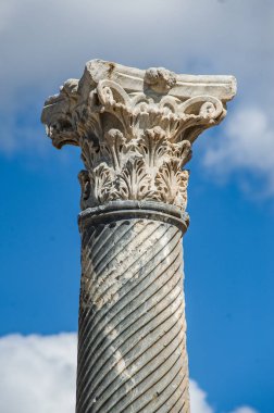 Kourion M.Ö. 12. yüzyılda Truva Savaşı 'na katılan Mikenler tarafından inşa edildi. O zamanlar sürekli olarak Yunanlılar, Romalılar ve Bizanslılara aitti..      