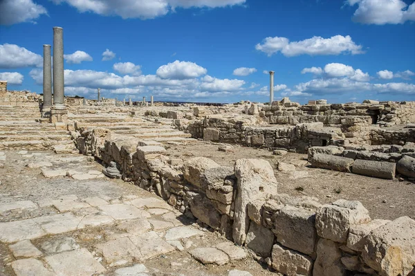 Kourion M.Ö. 12. yüzyılda Truva Savaşı 'na katılan Mikenler tarafından inşa edildi. O zamanlar sürekli olarak Yunanlılar, Romalılar ve Bizanslılara aitti..      