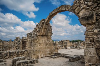 Paphos 'u Araplardan korumak için 7. yüzyılda Bizanslılar tarafından inşa edilen kale. 1200 'de Haçlılar kaleyi takviye etti ama 1222 depremi sonunda kaleyi yok etti..       