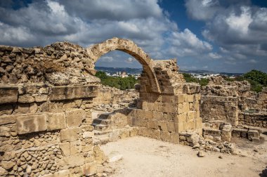 Paphos 'u Araplardan korumak için 7. yüzyılda Bizanslılar tarafından inşa edilen kale. 1200 'de Haçlılar kaleyi takviye etti ama 1222 depremi sonunda kaleyi yok etti..       