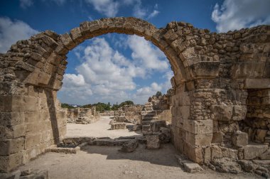 Paphos 'u Araplardan korumak için 7. yüzyılda Bizanslılar tarafından inşa edilen kale. 1200 'de Haçlılar kaleyi takviye etti ama 1222 depremi sonunda kaleyi yok etti..       