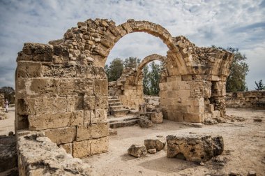 Paphos 'u Araplardan korumak için 7. yüzyılda Bizanslılar tarafından inşa edilen kale. 1200 'de Haçlılar kaleyi takviye etti ama 1222 depremi sonunda kaleyi yok etti..       