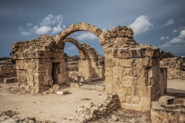 Paphos 'u Araplardan korumak için 7. yüzyılda Bizanslılar tarafından inşa edilen kale. 1200 'de Haçlılar kaleyi takviye etti ama 1222 depremi sonunda kaleyi yok etti..       