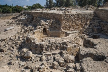 Paphos 'u Araplardan korumak için 7. yüzyılda Bizanslılar tarafından inşa edilen kale. 1200 'de Haçlılar kaleyi takviye etti ama 1222 depremi sonunda kaleyi yok etti..       