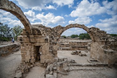 Paphos 'u Araplardan korumak için 7. yüzyılda Bizanslılar tarafından inşa edilen kale. 1200 'de Haçlılar kaleyi takviye etti ama 1222 depremi sonunda kaleyi yok etti..       