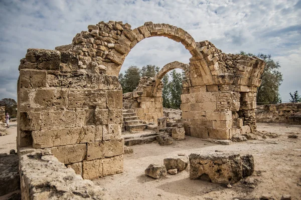 Paphos 'u Araplardan korumak için 7. yüzyılda Bizanslılar tarafından inşa edilen kale. 1200 'de Haçlılar kaleyi takviye etti ama 1222 depremi sonunda kaleyi yok etti..       