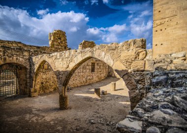 Kolossi Kalesi Haçlılar tarafından 13. yüzyılın başlarında inşa edildi ve Misafirperver Tarikatı 'na aitti. Şeker kamışı ve üzümler şövalyelerin topraklarında yetiştirilir, bu nedenle ünlü Commandaria şarabı.       