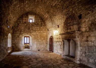 Kolossi Kalesi Haçlılar tarafından 13. yüzyılın başlarında inşa edildi ve Misafirperver Tarikatı 'na aitti. Şeker kamışı ve üzümler şövalyelerin topraklarında yetiştirilir, bu nedenle ünlü Commandaria şarabı.       