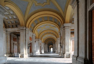 Caserta 'daki Kraliyet Sarayı 18. yüzyılda Napoli Bourbons hanedanı için inşa edilmiştir. Bu sarayın ve parkın örneklerinden biri Versailles 'di..   