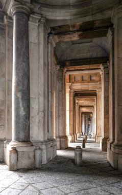 Caserta 'daki Kraliyet Sarayı 18. yüzyılda Napoli Bourbons hanedanı için inşa edilmiştir. Bu sarayın ve parkın örneklerinden biri Versailles 'di..   