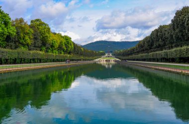   -   . Caserta 'daki saray ve park topluluğu büyük ölçekte hayranlık uyandırıyor ve Avrupa tarihinin bu tür son eseridir. Büyük park, göletlerin çağlamasına rağmen, monotonluğuyla bunalıma girer..       