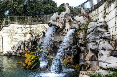   -   . Caserta 'daki saray ve park topluluğu büyük ölçekte hayranlık uyandırıyor ve Avrupa tarihinin bu tür son eseridir. Büyük park, göletlerin çağlamasına rağmen, monotonluğuyla bunalıma girer..       